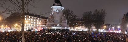 Many citizens of Paris came out to demonstrate against violence in the evening. / Le Monde.