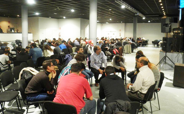 Praying in groups, during the Week of Prayer in a Spanish church. / AEE,Prayer week Spain