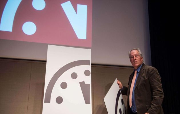 Professor Richard Sommerville unveils the 'Doomsday clock'. / AP,doomsday clock