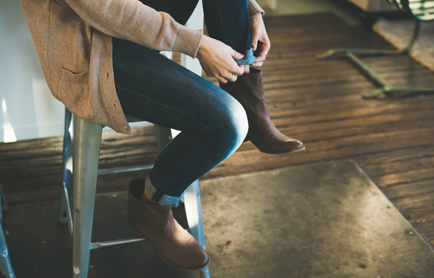 Photo: Chelsea Francis (Unsplash),chair foot