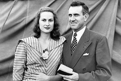 Zamperini with his wife Cynthia, holding a Bible, next to Billy Graham's campaign tent, in 1949.