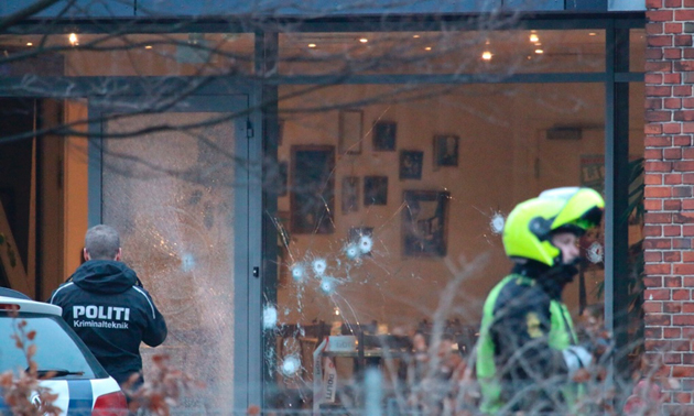 Police officers in front of the cafe. / Reuters,photo copenhegan attack