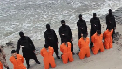 Caption of the brutal video in which 21 Christians are beheaded. / El País