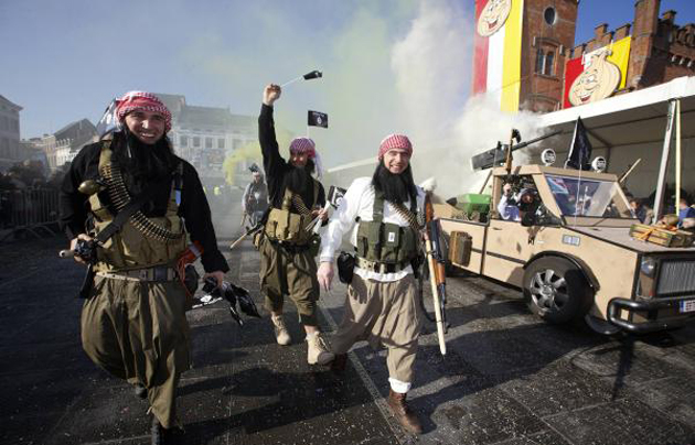 In the midst of the Media and political debate, Alost (Flanders, Belgium) authorized a jihadist chariot in its carnival parade. Other cities forbid them. / Le Soir. ,chariot jihadiste carnival