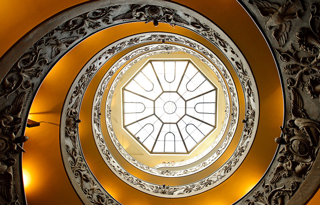Architecture in Vatican City. / Sean Molin (Flickr, CC),stairs vatican circle