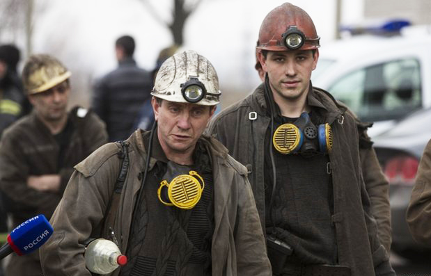 Miners arriving at Zasyadko mine to help in the rescue effort. / Reuters.