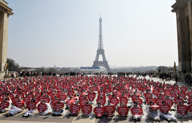 A demonstration in 2012 against new euthanasia laws in France. / Alliance Vita,soigner n'est pas tuer