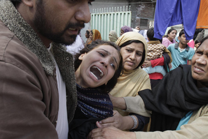 Families of victims after the attacks, on Sunday. / Pakistan Today