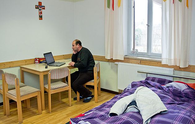  Youssef, a Syrian refugee,  in his room at the rectory of the evangelical congregation of Bad Rodach / DPA/Alamy,