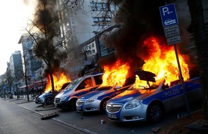 Four police cars set on fire by anti-capitalist protesters burn near the European Central Bank building. / Kai Pfaffenbach/Reuters