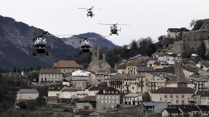 Helicopters  fly over Seyne-les-Alpes as they resume works to recover victims’ bodies / Alberto Estevez/EPA