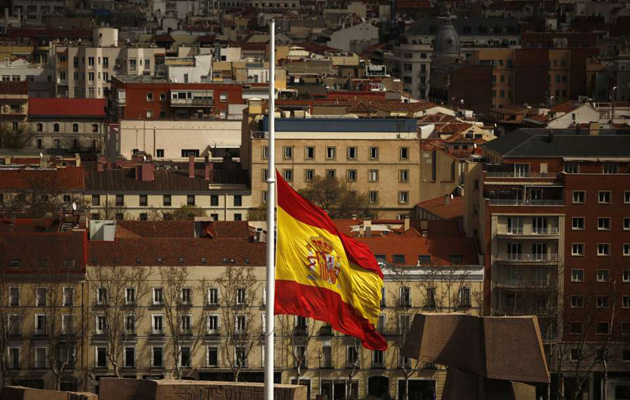 Spanish president Mariano Rajoy has decreeted 3 days of mourning in Spain. / EFE,bandera española media asta