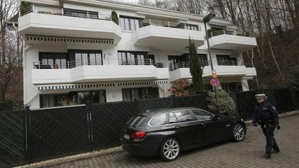 Police remain outside the Duesseldorf apartment building where Lubitz lived / Reuters