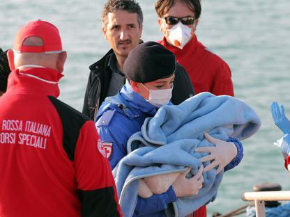 Red Cross agents attend migrants arrived in Sicily last weekend. / Corriere della Sera