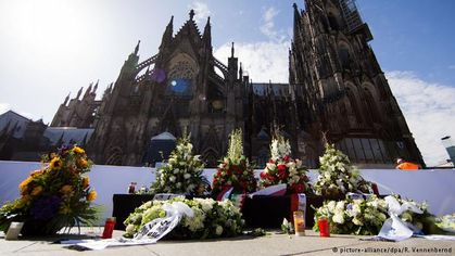 Flowers outside the cathedral / Deutsche Welle