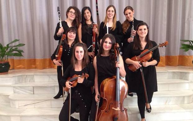 Eight young women started the orchestra.,