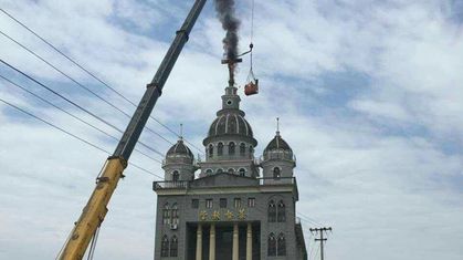 Government workers remove a cross in Zhejiang city of Lishui  / ChinaAid