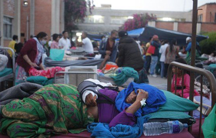 Patients at the Teaching Hospital in Kathmandu were treated outside. / EPA