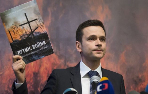Ilya Yashin holds the report /  Alexander Zemlianichenko/AP ,