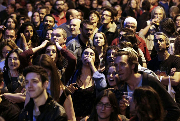 Citizens supporting anti-establishment party Ahora Madrid follow the results in Spain's capital. / EFE,Ahora MAdrid, España