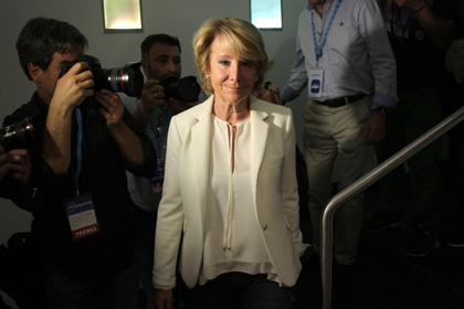 Conservative candidate for Madrid, Esperanza Aguirre, won the election by only one seat and will probably be defeated by a left-wing coalition. / El País