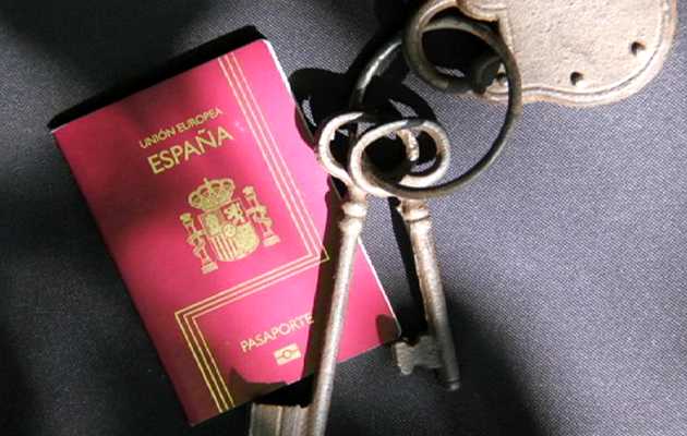 Old  sephardic key of spanish house and spanish passport / Euro News,jews sephardi, spanish