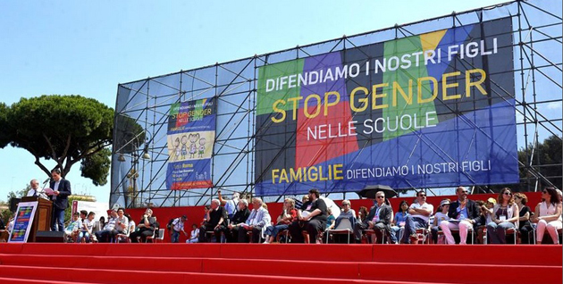 Giacomo Ciccone speaking from the platform at the demonstration in Rome. ,Giacomo Ciccone, famiglie, Roma