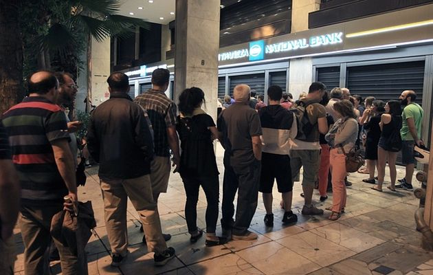 People queue up to withdraw money.  /EPA,