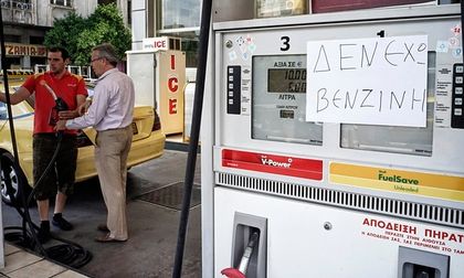 A notice at a petrol station reads “No Fuel”, in Athens. / Getty Images