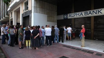 People queued up in the banks before the closure / AP