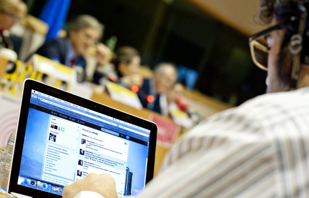 Journalist at a press conference. / European Parliament (CC),journalist, twitter, quality