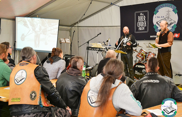 A moment of sharing in the 2015 Shelter Party. / D.O.C.,Disciples of Christ, motorbike ministry
