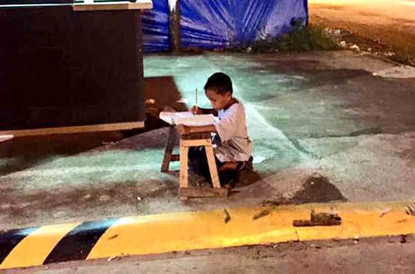 Daniel Cabrera, 9, a homeless boy who uses light from fast food restaurant to do his school homework  / Facebook,homeless boy, McDonalds