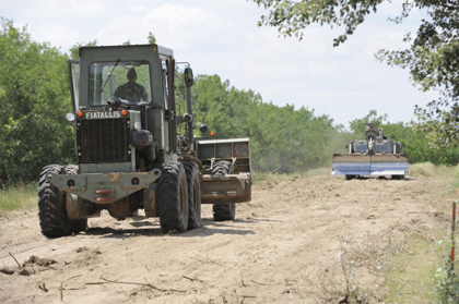 Bulldozers of the Hungarian Defense Force are used to build the fence. / AP