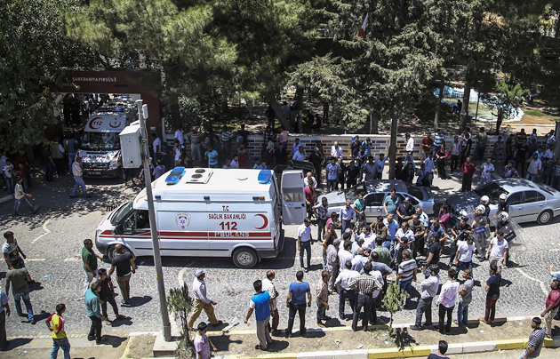Ambulances picking up the wounded in the aftermath of the explosion. / Shutterstock,kobane, Buruc