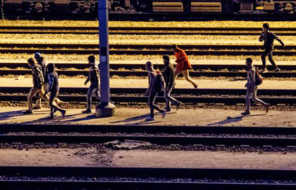 A group of migrants try to cross the tunnel by night. / Getty