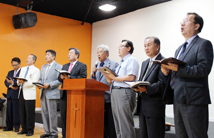 Leaders of the Korean Light Presbyterian Church (Ontario, Canada), in a prayer meeting for pastor Lim. / Christianity Daily