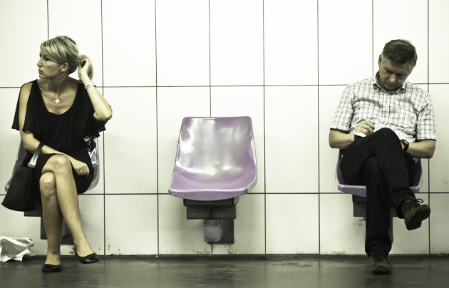 Passengers in a metro station. / Elvin (Flickr, CC),passengers, station, woman, man