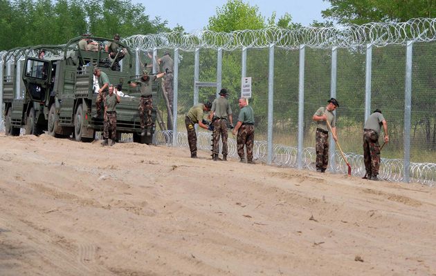 Soldiers at the fence / DW,