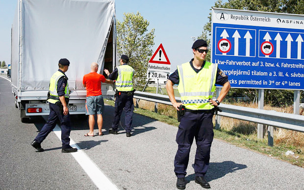 Police officers carry out controls in the Austria-Germany border. / EPA,austria, border, august, migrants, refugees