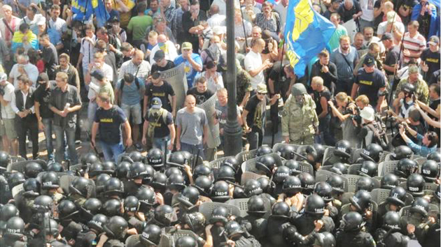 The protesters could be seen from inside Kiev's parliament building. / BBC,ukraine, rada, protestors, august