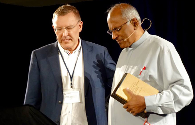 A moment of prayer in the last ELF conference, in 2015. / FOCL,stefan gustavsson, Ajith Fernando