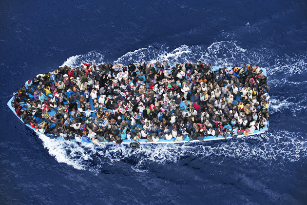 Dozens of people arrive in a boat arriving to the Italian coast. / Massimo Sestini,boat, sea, mediterranean, refugees