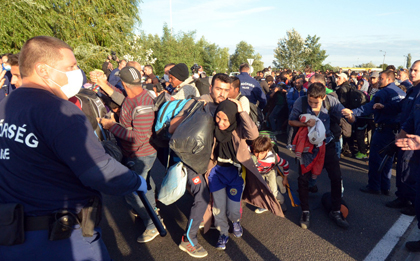 Tensions emerged between refugees and the police. / Delmaghyar
