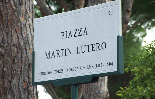 The new sign can be seen in the Park of Colle Oppio, in the centre of Rome. / S. Bogliolo,piazza martin lutero, luther, rome, square