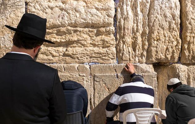 Men pray at the Western Wall in Jerusalem / Flickr, Creative Commons,Western Wall, Jerusalem
