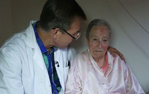 Dr. Van Hoey and his patient shortly before euthanasia in the special report filmed by the Australian TV SBS,