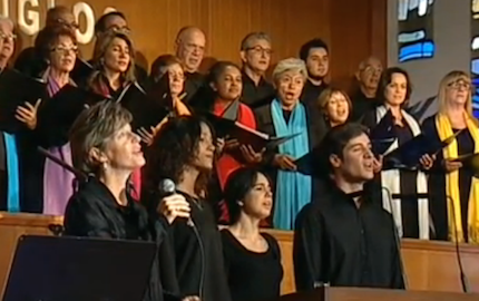 The choir sang several hymns and songs. / TVE