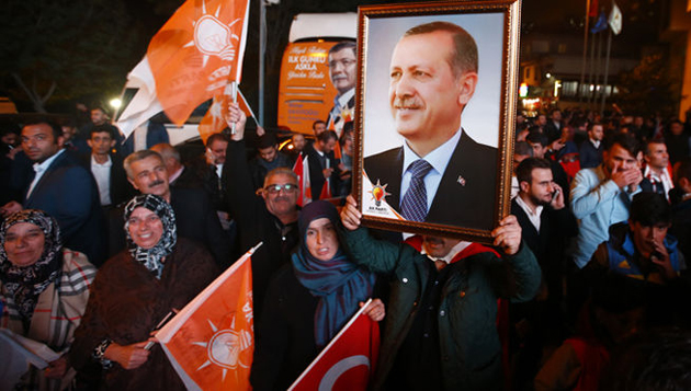 AKP supporters celebrate Sunday's victory. / Cuatro,erdogan, akp, kurdish, turkey, election, november