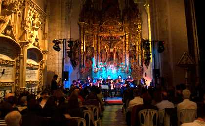 The Bohórquez ensemble playing Reformation music in a old Roman Catholic church in Sevilla. / Reforma Quinto Centenario